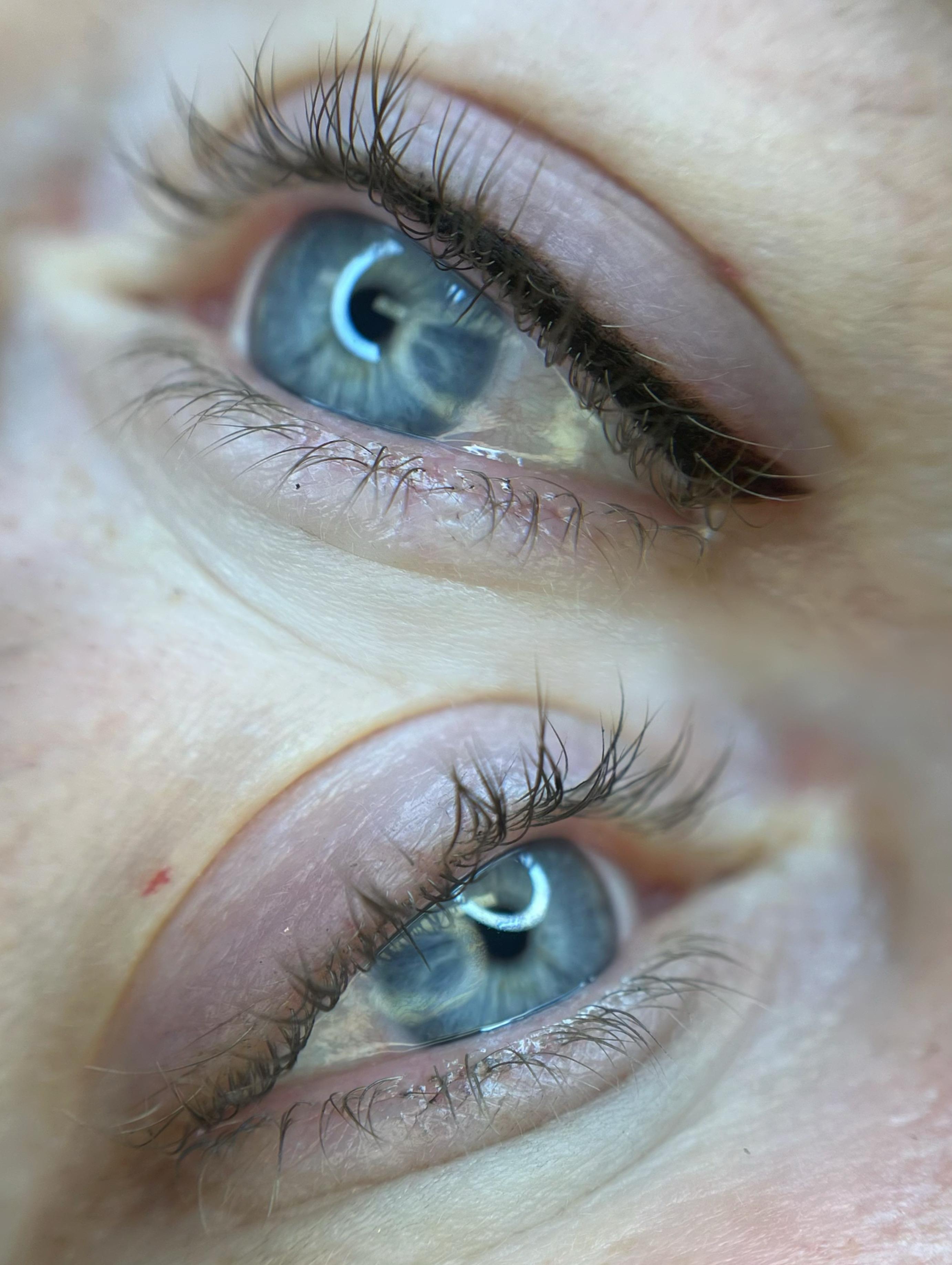 Eyeliner met wing, voor & direct na de behandeling